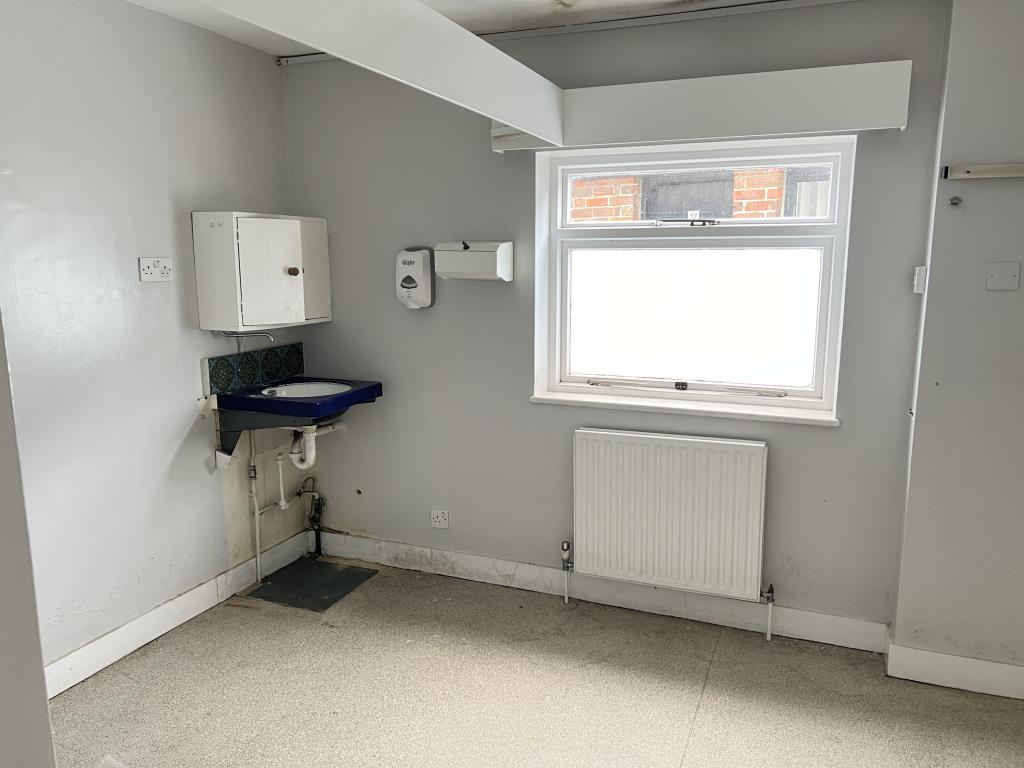 Lot: 40 - LANDMARK FREEHOLD BUILDING WITH PLANNING FOR REDEVELOPMENT - Treatment room with sink frosted glass window and painted walls